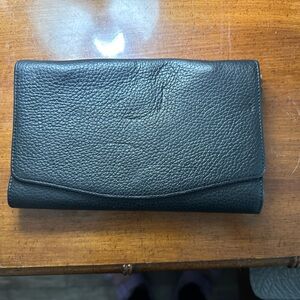 Cuyana crossbody wallet in black.  EUC